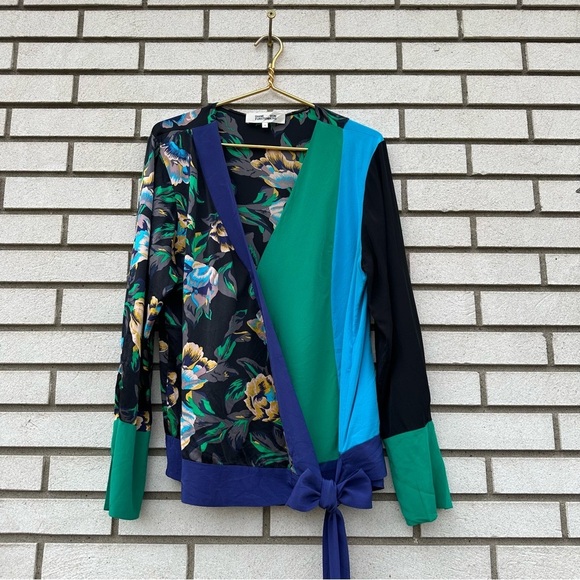 Diane Von Furstenberg 100% Silk Crossover Tie Blouse Blue Green Black Floral - Picture 3 of 15